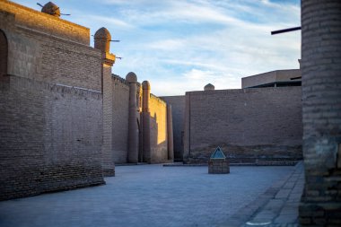 Kale, Khiva, Horesm tarımsal vahası ve Hisar içinde birden fazla kale ile çevrili boş cadde..