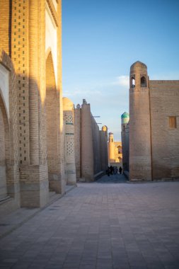 Kale, Khiva, Horesm tarımsal vahası ve Hisar içinde birden fazla kale ile çevrili boş cadde..