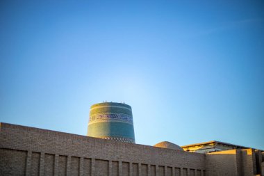 Akşam vakti Kale 'nin içindeki tarihi bir binanın güzel manzarası, Khiva, Horesm tarım vahası, Hisar....