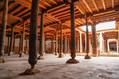 çok güzel çoklu ahşap kirişler eski zamanlarda oyulmuş, Khiva, Horesm tarım vahası, Hisar.