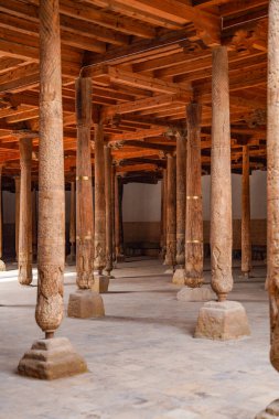 Tarihsel bir yerde, Khiva 'da, Horesm tarımsal vahasında, Hisar Kalesi' nde birbirine yakın birden fazla ahşap kiriş var..