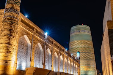 Uzun Kule silindirik bir şekilde gece ışığında Kale, Khiva, Horesm tarımsal vahası, Hisar 'da..