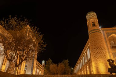 Güzel kaleler gece ışığında sokaktan görünüyor, Khiva, Horesm tarımsal vahası, Hisar.