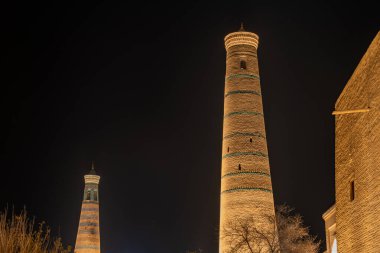 Gece vakti Kale 'nin içinde tarihi bir yerde güzel uzun bir kule, Khiva, Horesm tarım vahası, Hisar.