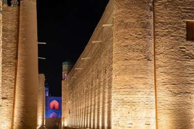 Gece ışığında tarihi bir yerin içinde yürüyen Khiva, Horesm tarımsal vahası, Kale..