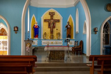 Kilisenin içinde, dua edilen yerde.