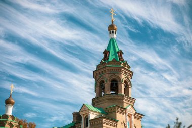 Orta Asya 'daki güzel Ortodoks Kilisen Gökyüzü Manzaralı izole bir arka planı var.