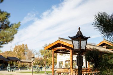 Japon tarzı sokak lambası. Oturma yeri arka planında.