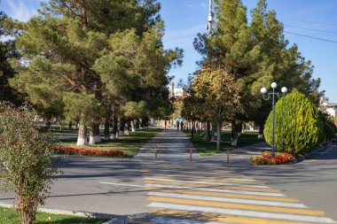 Özbekistan sokaklarında güzel yürüyüş yolları, Amir Temur Anıtmezar, medrese, Semerkand, sonbahar.