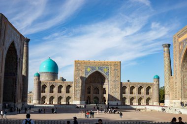 Orta Asya 'daki tarihi bina, Registan Meydanı, Semerkand, medrese yakın insanlar..