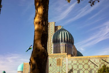 Özbek bayraklı tarihi bina, Registan Meydanı, Semerkand, medrese.