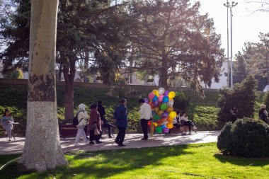 Orta Asya 'daki tarihi bina, Registan Meydanı, Semerkand, medrese yakın insanlar..