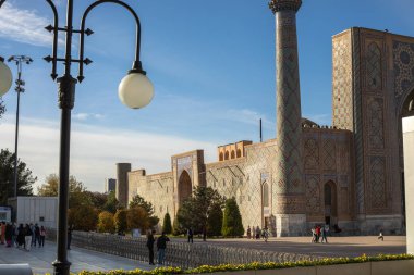 Orta Asya 'daki tarihi bina, Registan Meydanı, Semerkand, medrese yakın insanlar..
