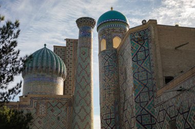 Birbirine yakın iki tarihi bina renkli geometri ile, Registan Meydanı, Semerkand, medrese.