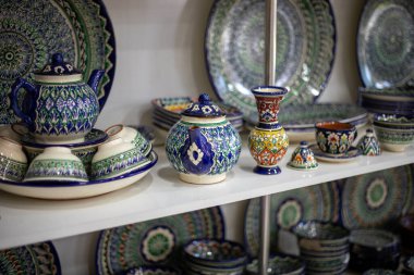 Özbekistan, geleneksel tabaklar ve çömlekler satış için sergileniyor, el işi eşyalar, nesilden nesile geçiyor, eski el işi..