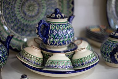 Özbekistan, geleneksel tabaklar ve çömlekler satış için sergileniyor, el işi eşyalar, nesilden nesile geçiyor, eski el işi..