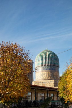 Güneş ışığı yansıması olan tarihi bir binanın güzel manzarası.