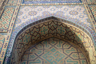 Tarihsel karşıtlığı yansıtan güzel bir renge sahip güzel bir geometrik yapı.