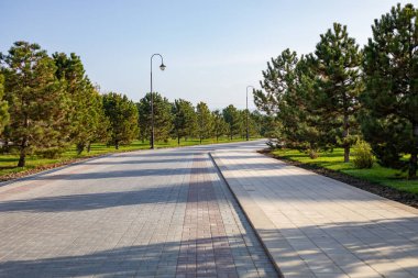 Kalenin yanında yürüyüş yeri