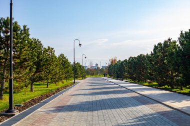 Kalenin içinde bir yol.