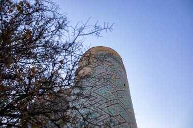 Aşağıdan yukarıya doğru güzel bir şato.