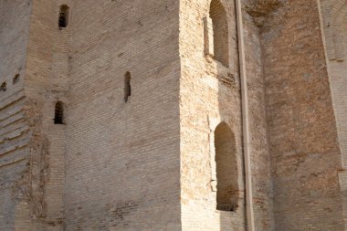 Raja 'ların hükümdarlığı sırasında inşa edilmiş güzel ve çok uzun bir kule.