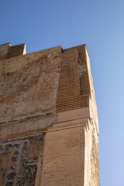 Raja 'ların hükümdarlığı sırasında inşa edilmiş güzel ve çok uzun bir kule.