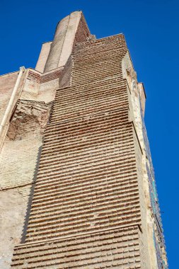 Raja 'ların hükümdarlığı sırasında inşa edilmiş güzel ve çok uzun bir kule.
