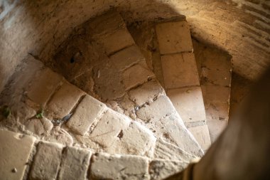 Kralların saltanatı sırasında inşa edilmiş güzel bir kulenin içinden manzara.