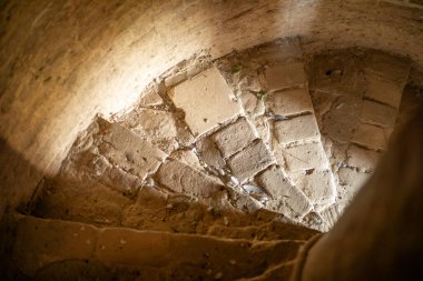 Kralların saltanatı sırasında inşa edilmiş güzel bir kulenin içinden manzara.