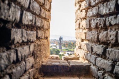 Kralların saltanatı sırasında inşa edilmiş güzel bir kulenin içinden manzara.