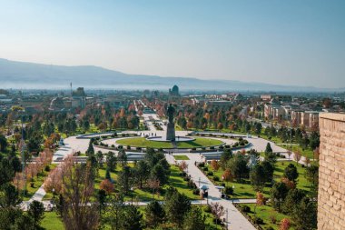 O dönemde inşa edilmiş çok yüksek bir kraliyet binasının tepesinden bir manzara.