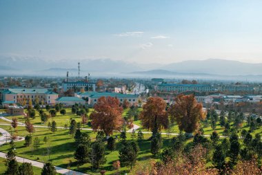 O dönemde inşa edilmiş çok yüksek bir kraliyet binasının tepesinden bir manzara.