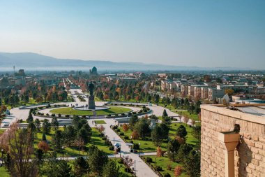 O dönemde inşa edilmiş çok yüksek bir kraliyet binasının tepesinden bir manzara.