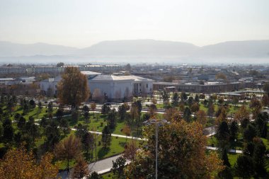 O dönemde inşa edilmiş çok yüksek bir kraliyet binasının tepesinden bir manzara.