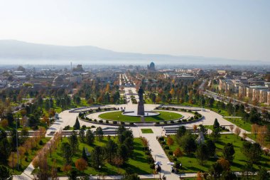 O dönemde inşa edilmiş çok yüksek bir kraliyet binasının tepesinden bir manzara.