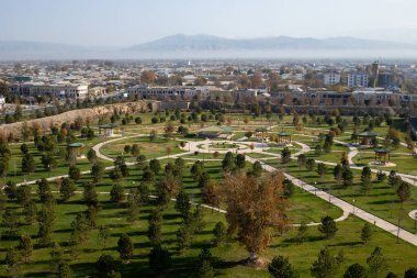 O dönemde inşa edilmiş çok yüksek bir kraliyet binasının tepesinden bir manzara.