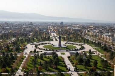 O dönemde inşa edilmiş çok yüksek bir kraliyet binasının tepesinden bir manzara.