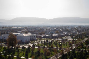 Adam kapıyı açıyor.