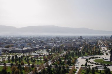 Adam kapıyı açıyor.