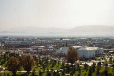 Adam kapıyı açıyor.