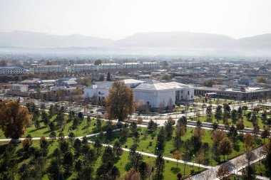 Adam kapıyı açıyor.