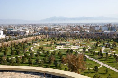 Adam kapıyı açıyor.