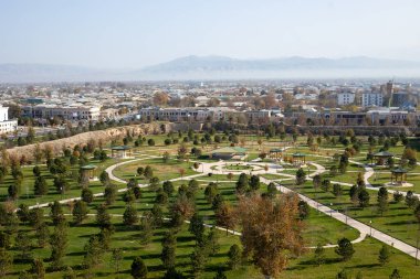 Adam kapıyı açıyor.