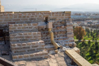 Adam kapıyı açıyor.