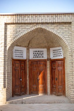 Üç kapılı güzel bir yer.