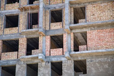 Şehrin bir tarafında tamamlanmamış bir bina