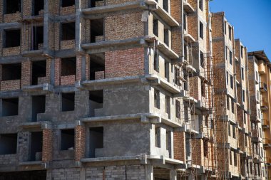 Binanın tamamlanmamış durumu, yakın planda çekilmiş.
