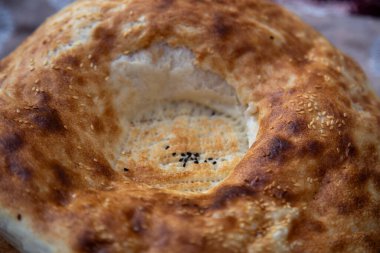 Geleneksel ekmek tabağındaydı.