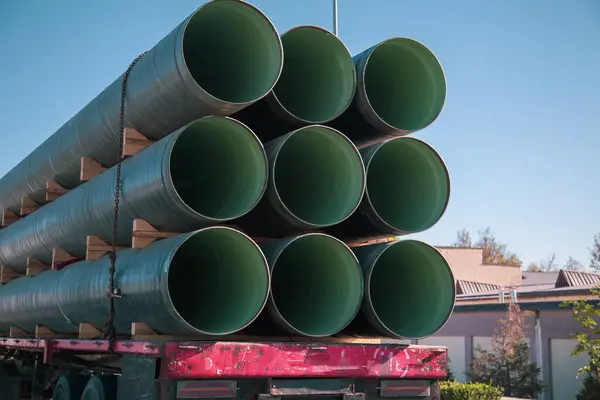 Büyük borular arabanın arkasında taşınır.